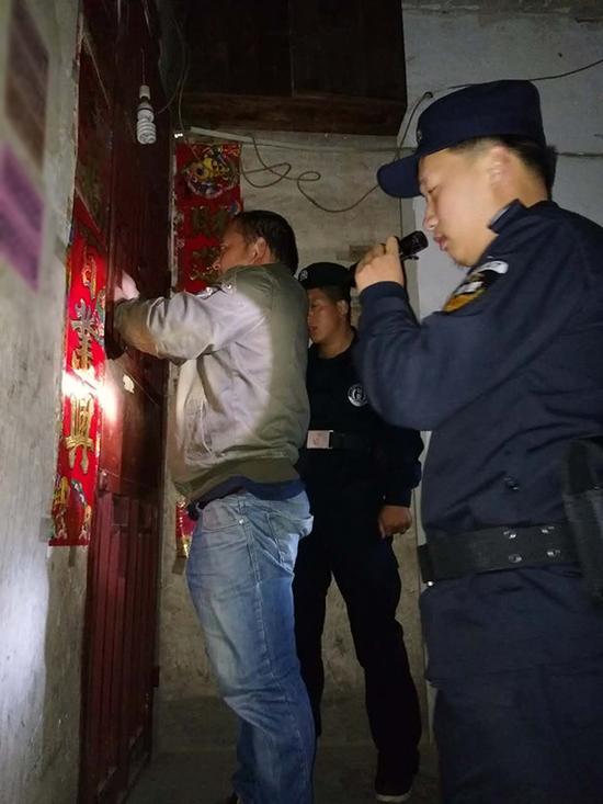 黔南粗心妈妈误将幼女锁家中 民警全城寻开锁师傅开门